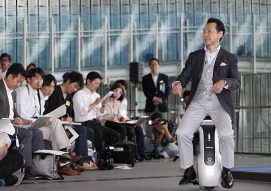 东京新兴科学和创新国家博物馆馆长，曾做过宇航员的毛利卫试驾本田的最新个人移动工具Uni-Cub