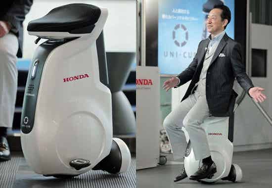 Uni-Cub的外形好似一个飘浮的汽车座椅,无需手扶,驾驶者只需身体前倾便可驱使独轮车前行,通过左右移动身体控制转向。右侧照片中,新兴科学和创新国家博物馆馆长毛利卫体验这款电动独轮车 Uni-Cub的外形好似一个飘浮的汽车座椅,无需手扶,驾驶者只需身体前倾便可驱使独轮车前行,通过左右移动身体控制转向。右侧照片中,新兴科学和创新国家博物馆馆长毛利卫体验这款电动独轮车