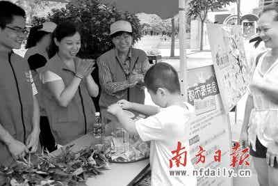 小朋友捐出自己的零花钱换蔬菜。