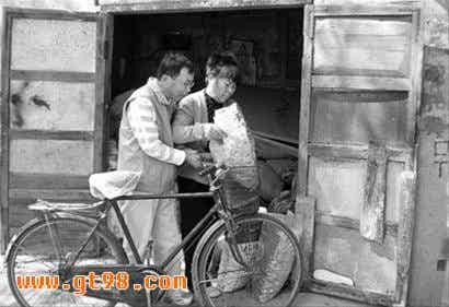 昨日，张慧梅和弟弟用自行车将最近一个月收集的两袋子废旧电池送到社区。