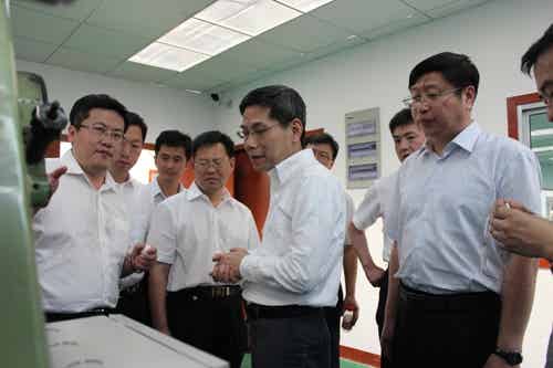 参观考察镍氢电池产业化生产线