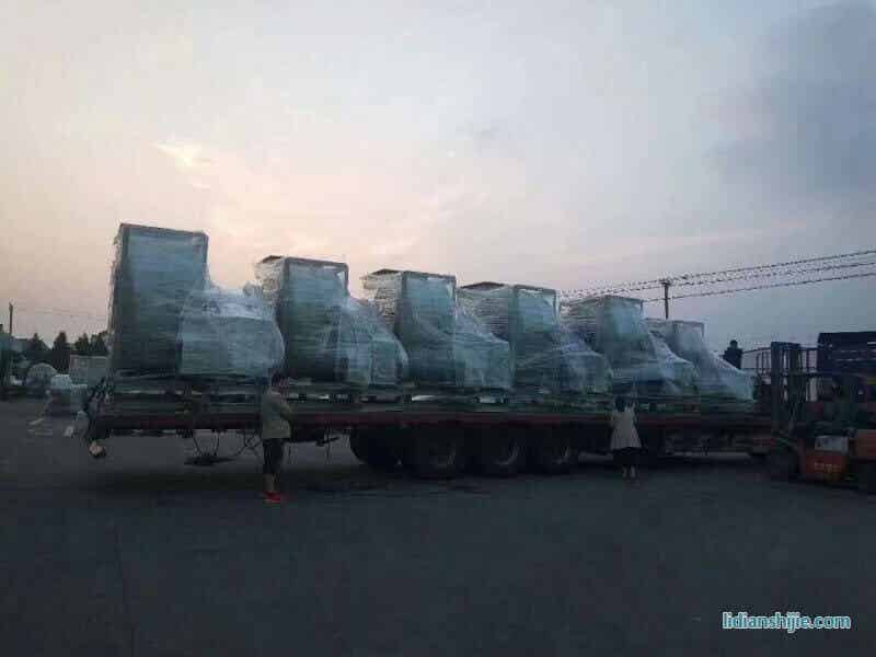 顶裕11台玻璃钢防腐风机发往江西某工地