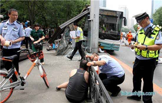 沈阳公交车冲站台