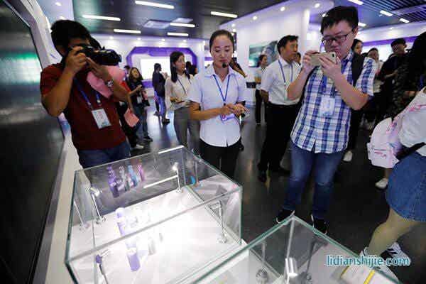 9月11日第十四届中国网络媒体山东行采访团来到山东华亿比科新能源股份有限公司采访