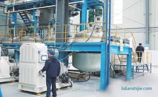 朗晟新能源科技有限公司工人正在厂房内操作设备