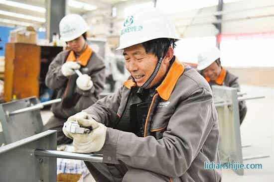 内蒙古浩普瑞新能源材料股份有限公司一期正极材料项目工作人员调试设备