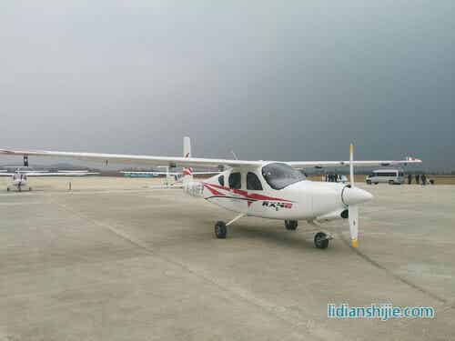 我国自主研制新能源四座电动飞机沈阳首飞