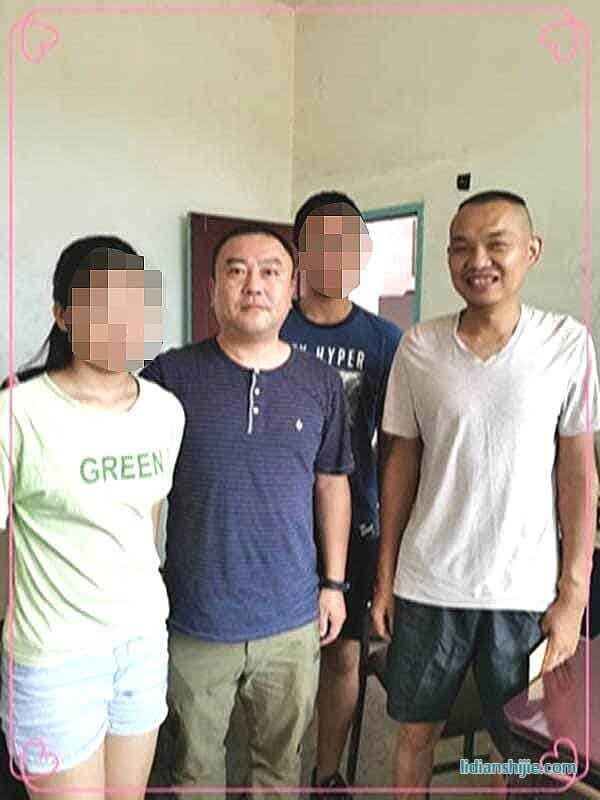 魏立荣先生和孩子一起去C151班易*同学家慰问