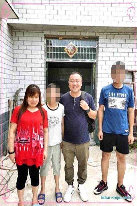 魏立荣先生和孩子一起去六1班郭*妍同学家慰问