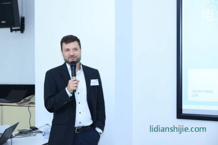 杜尔中国应用技术事业部副总裁 Andre Hurst先生介绍杜尔中国以及杜尔的电池制造相关解决方案