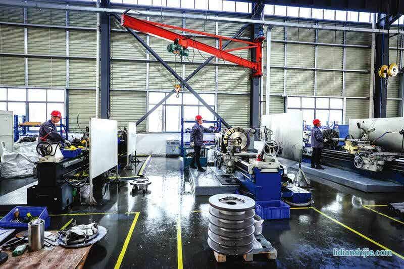 曾都经济开发区湖北琅菱智能装备有限公司工人们正在忙着组装直驱电机纳米砂磨机