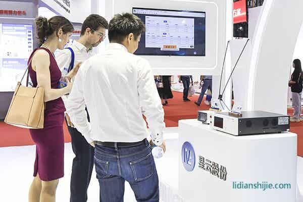 星云电芯能量回馈充放电设备直流母线供电共享系统（右）在展会中亮相