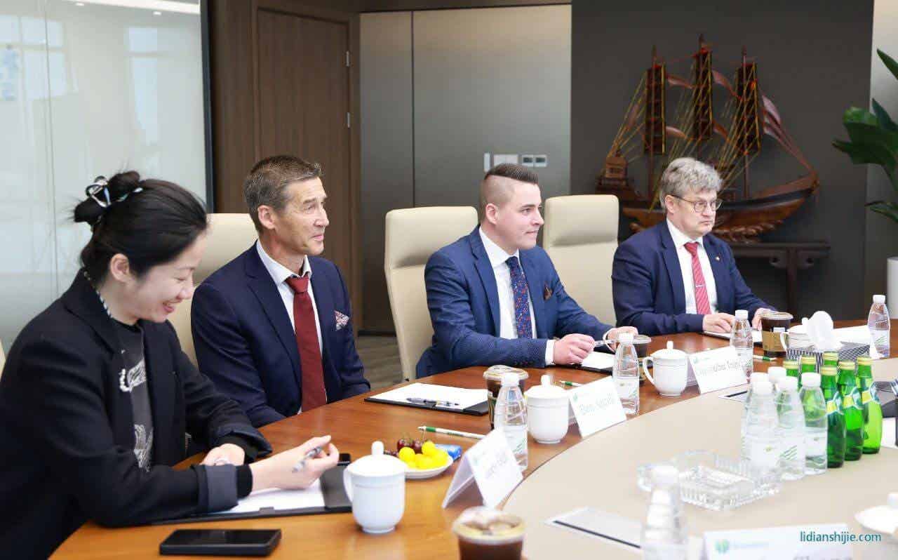 4月19日，芬兰科斯霍尔姆市议会主席Christoffer Ingo、市长Rurik Ahlberg、技术总监Ben Antell及芬兰投资署成员一行莅临杉杉
