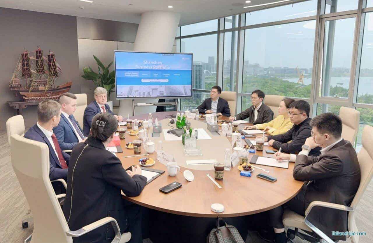 4月19日，芬兰科斯霍尔姆市议会主席Christoffer Ingo、市长Rurik Ahlberg、技术总监Ben Antell及芬兰投资署成员一行莅临杉杉