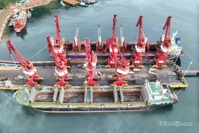 超万金吨镍产品在中伟印尼北莫罗瓦利产业基地园区码头装载完毕 超万金吨镍产品在中伟印尼北莫罗瓦利产业基地园区码头装载完毕