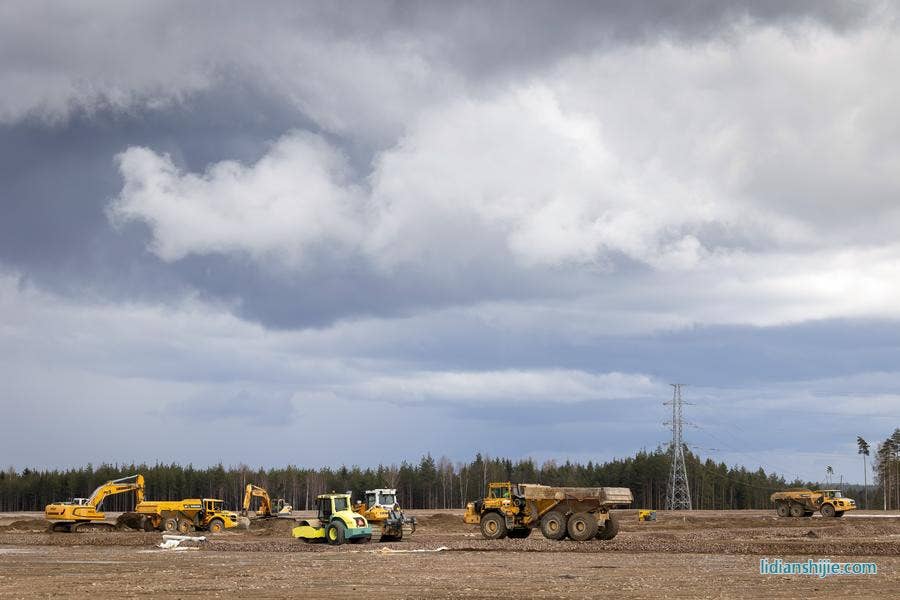 4月29日在芬兰东南部城市科特卡拍摄的中芬合资、芬兰首家锂电池材料工厂施工现场
