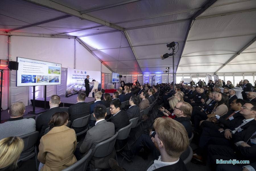 4月29日在芬兰东南部城市科特卡拍摄的中芬合资、芬兰首家锂电池材料工厂开工仪式现场