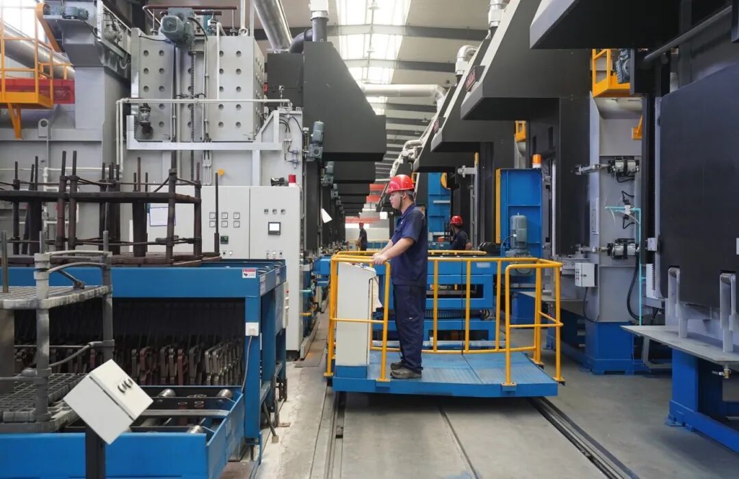 位于渝水区良山镇的江西黑金刚智能装备有限公司的员工在生产线忙碌。近年来,渝水区着力推动钢铁产业转型升级,通过强龙头补链条,发展高端装备制造业,实现产业向智能化、绿色化、高端化迈进。记者凌厚祥摄