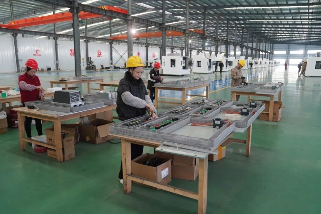 位于分宜工业园的江西台祥精机有限公司,工人在车间组装数控机床。记者凌厚祥摄