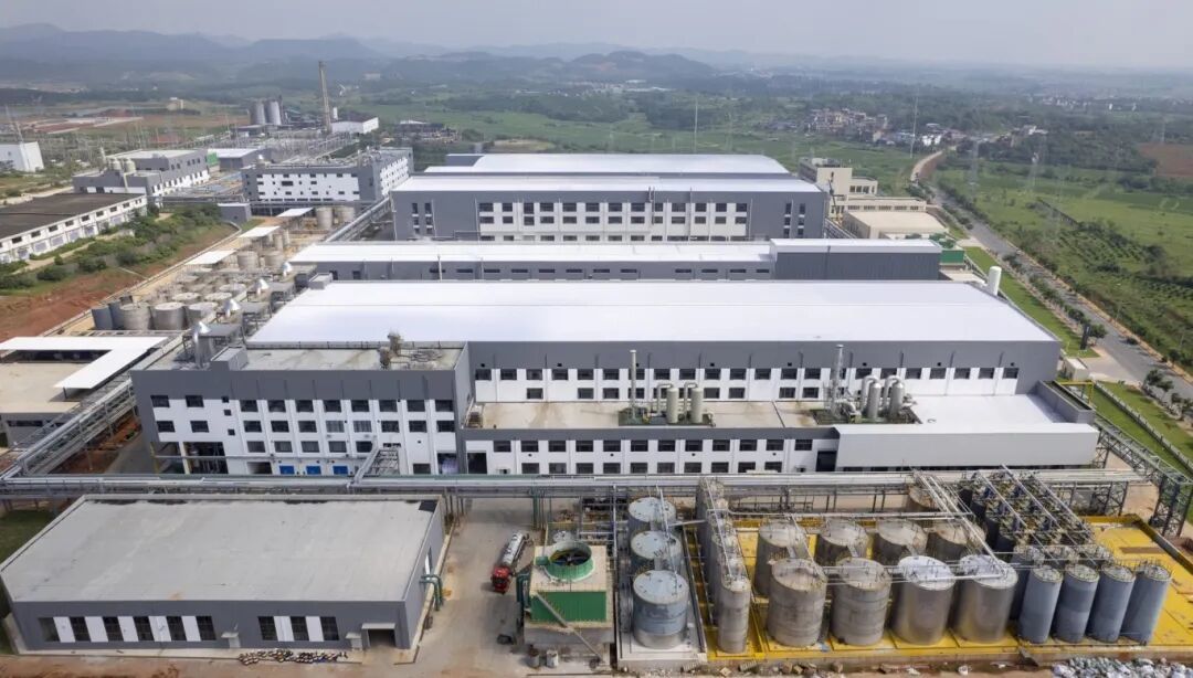 图为赣锋循环科技有限公司年产2万吨电池级碳酸锂及8万吨电池级磷酸铁项目现场,项目主要通过拆解退役电池,生产电池级碳酸锂及磷酸铁,实现绿电绿色循环。记者凌厚祥摄