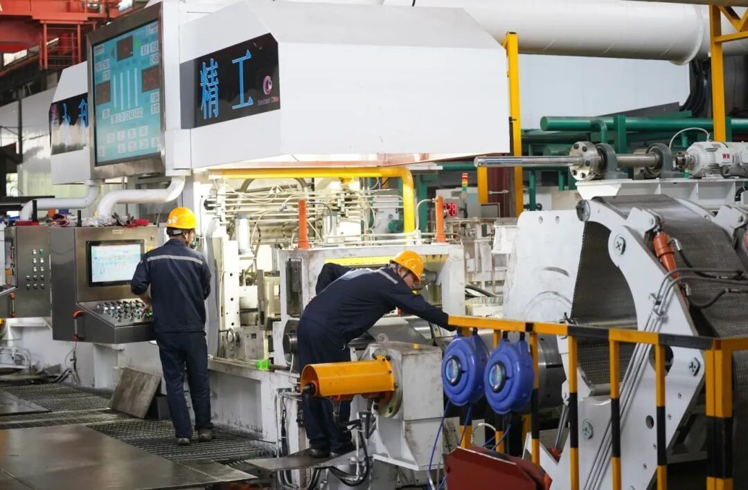 位于新余经开区的永利带钢有限公司技改项目现场,工人在调试设备。近年来,该公司积极开展“智改数转”,引进数字化生产设备和智能控制系统,实现产品升级,驱动传统制造向高端迈进。记者凌厚祥摄