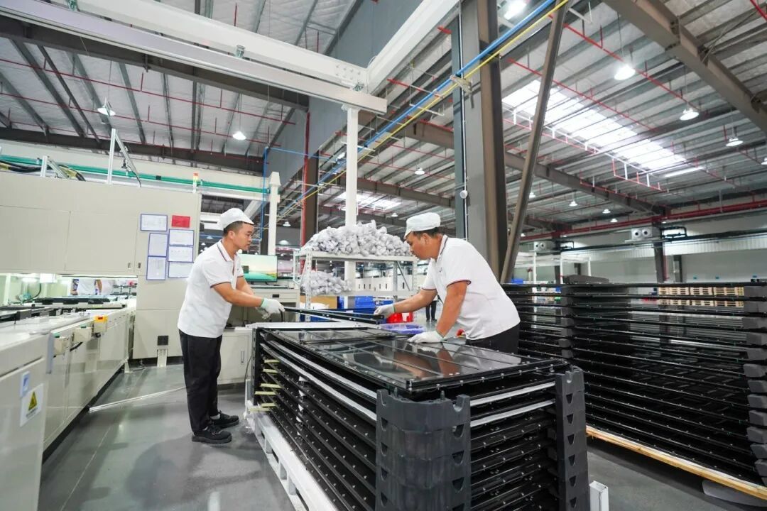 江西赣锋锂电科技股份有限公司生产车间内,工人正在生产线上忙碌。记者谭建荣摄